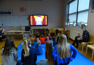 Dzieci oglądają świnkę Peppę po angielsku